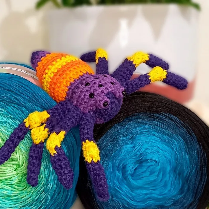 18112 tarantula feeding